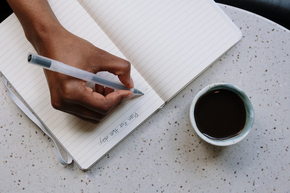 Bureau avec carnet, stylo et tasse de café pour une routine quotidienne positive