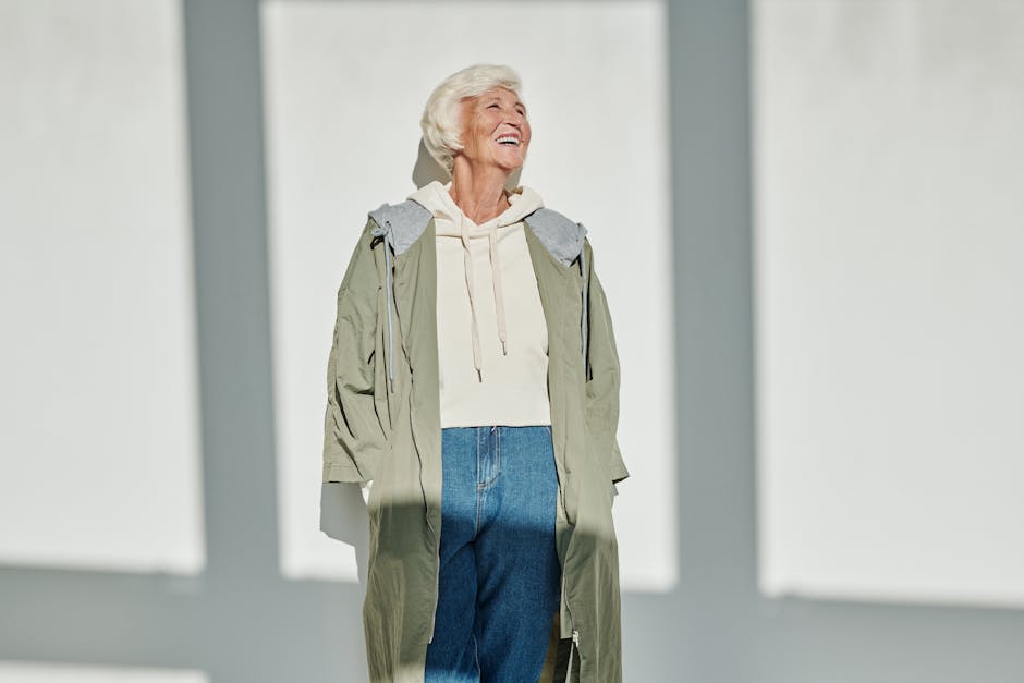 Personne âgée riant en plein air, symbole du bien-être et de la longévité