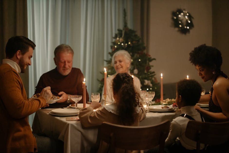 Famille heureuse partageant un dîner de Noël avec bougies et sapin, illustrant le bonheur familial et la convivialité.