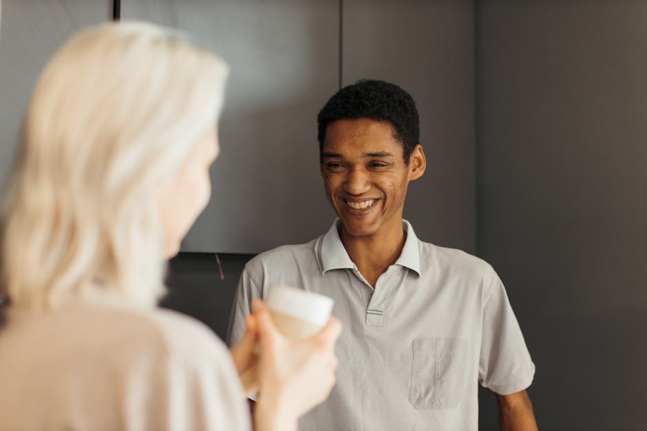 Deux personnes partageant un moment de connexion chaleureuse et bienveillante