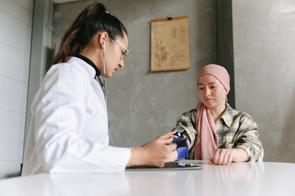 L’humour en santé mentale : thérapie du bien-être ou arme à double tranchant A medical professional checks a patient's blood pressure, depicting a caring healthcare environment.