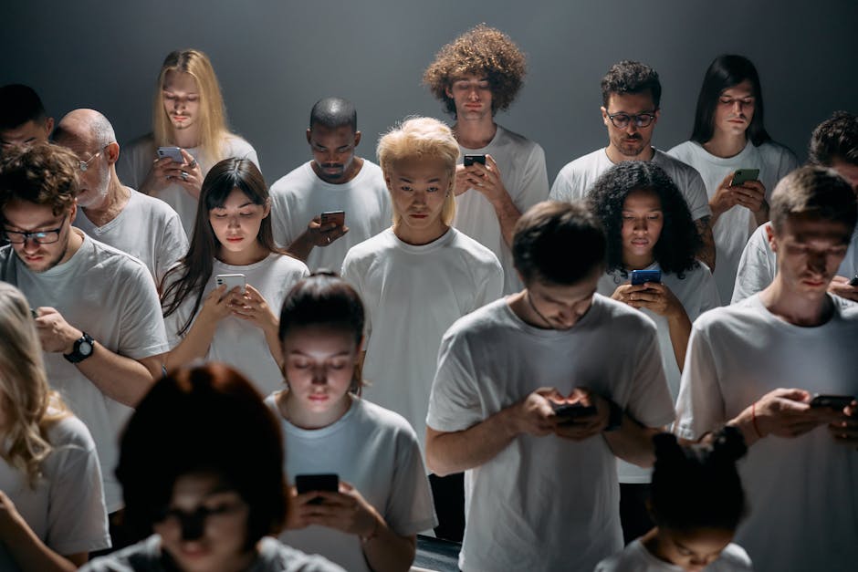 Groupe diversifié utilisant des smartphones en intérieur, illustrant l'impact des régulations légales sur l'addiction aux rés