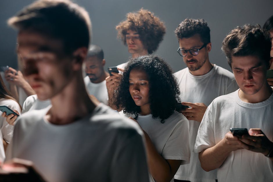 Jeune adolescent utilisant son smartphone dans une pièce sombre
