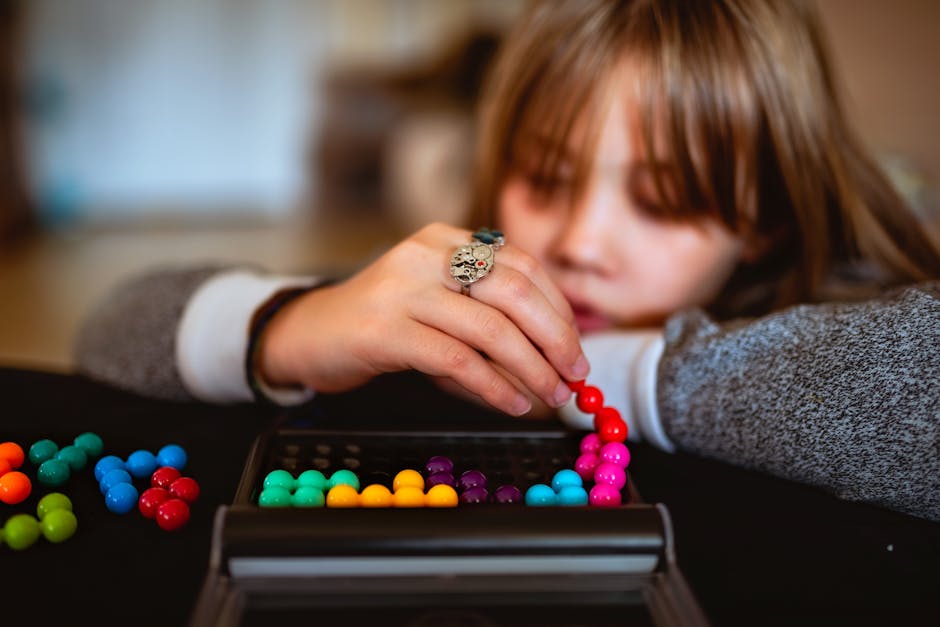 Enfant qui persévère devant un puzzle ou un défi