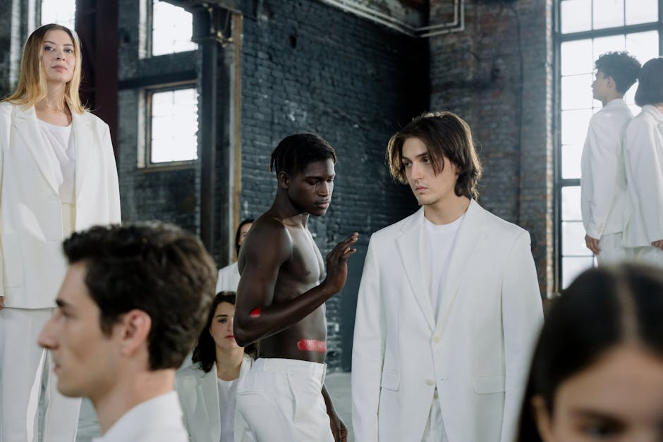 La tempérance, vertu oubliée de la vie moderne Models in a fashion shoot wearing white outfits in an industrial space.