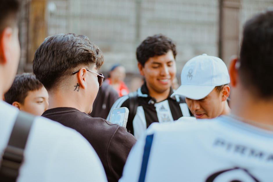 Groupe de jeunes adultes en interaction réelle, sans téléphone, dans un cadre convivial