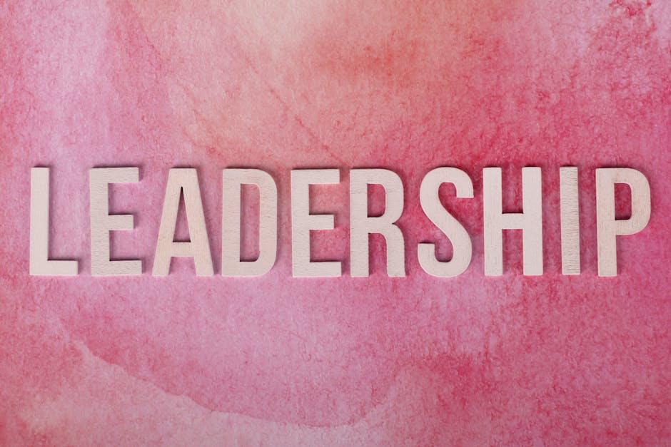 Le leadership vertueux : un cadre de psychologie positive pour des équipes qui tiennent dans la durée Inspirational leadership text on a vibrant pink watercolor background.