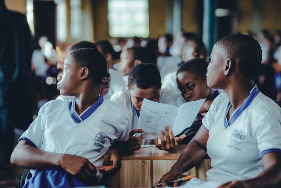 Enfants en groupe collaborant à l’école avec esprit d’équipe