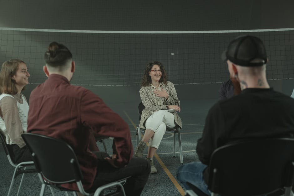 Manager coaching a team in a psychologically safe meeting