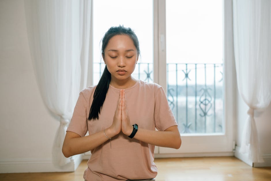 Personne en méditation ou respiration consciente dans un environnement paisible