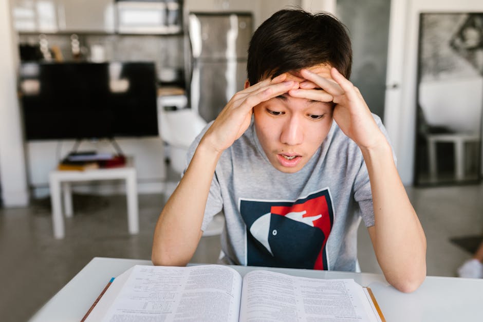 Jeune adulte en situation de stress avant un examen, puis apaisement