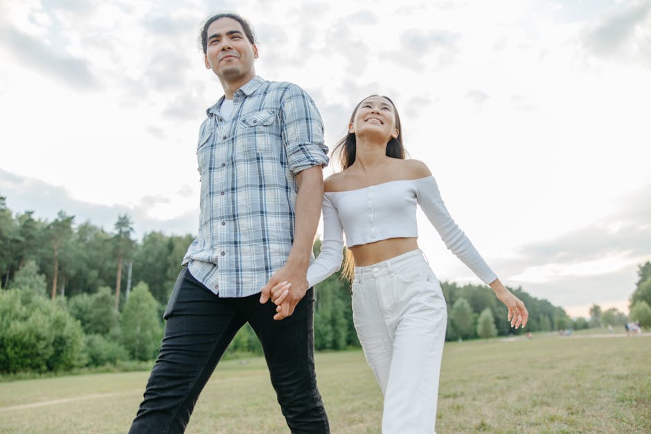Couple se tenant la main lors d'une promenade consciente en nature