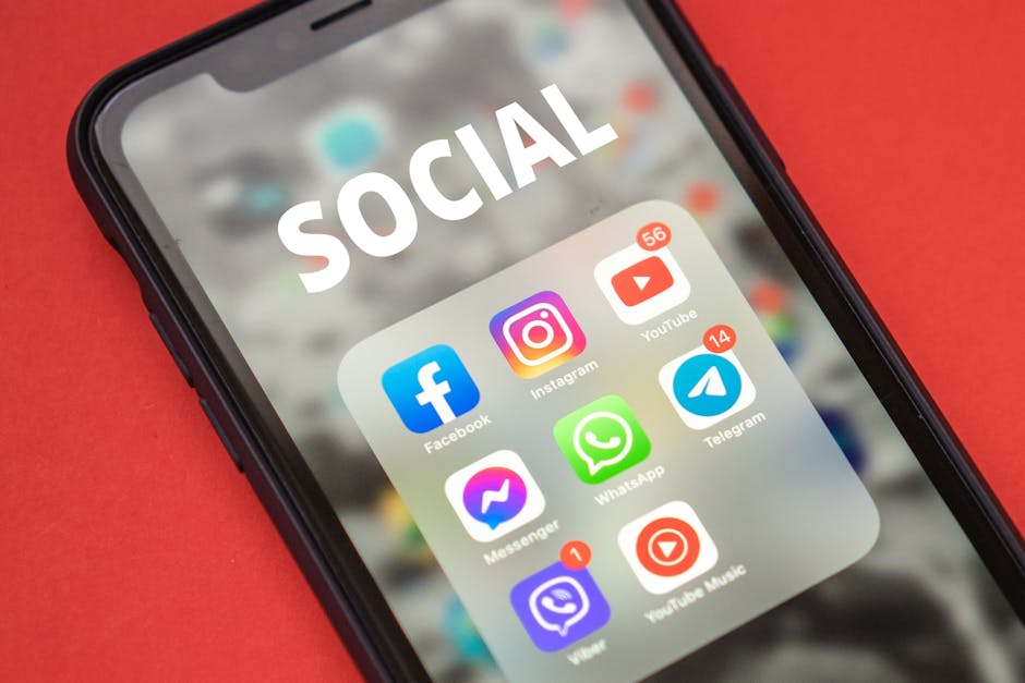 Personne consultant son smartphone avec des icônes de notifications et une expression de tension