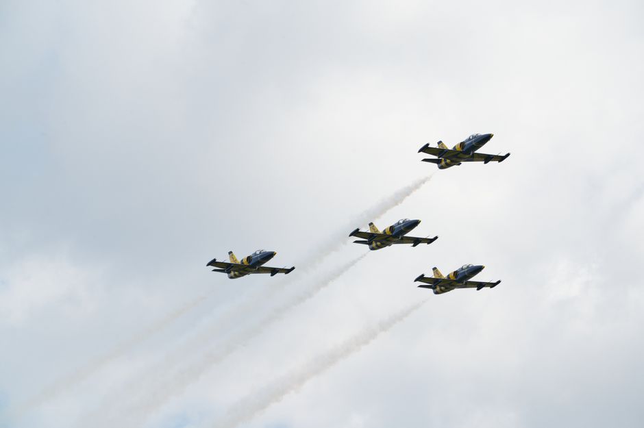 L’altruisme et le bien-être : comprendre le « high » de l’aidant Four fighter jets in acrobatic formation against the cloudy sky in Poprad, Slovakia.