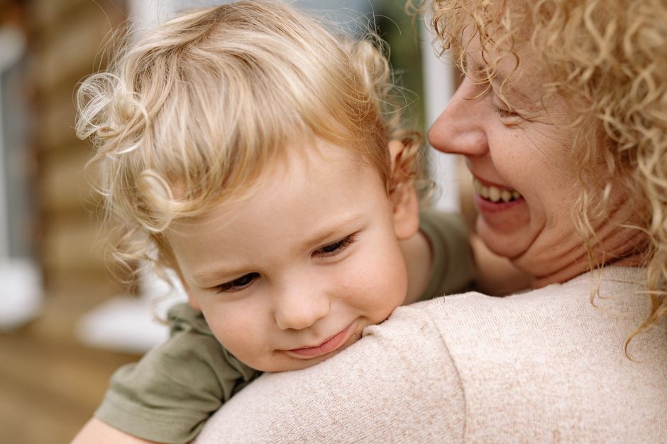 Article généré — 2026-06-19 13:17 A joyful moment between a grandmother and her grandson, illustrating love and happiness.