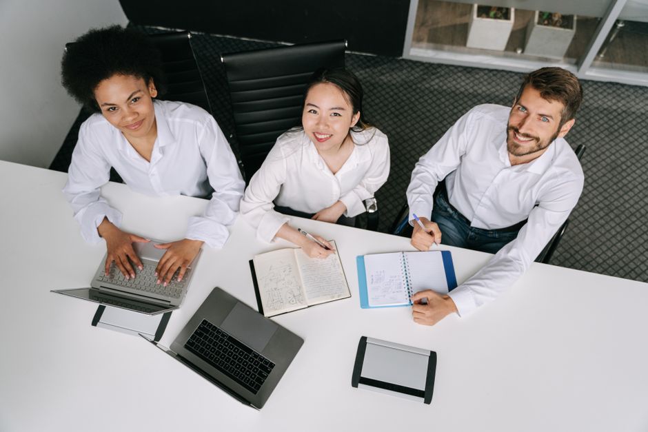 Personne travaillant dans un bureau avec une vue inspirante ou une équipe engagée, symbolisant le sens au travail