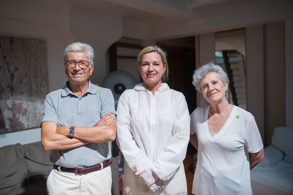 Équipe de soignants accompagnant un patient âgé, illustrant l’auto-transcendance en soins palliatifs