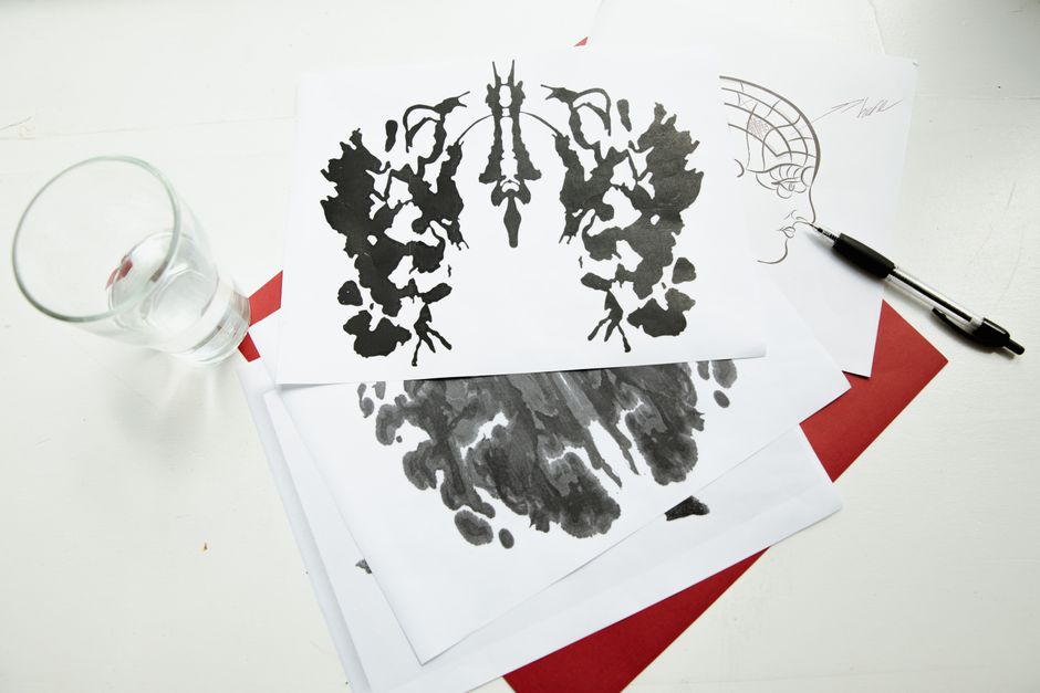 Creative therapy session in a mental health care environment