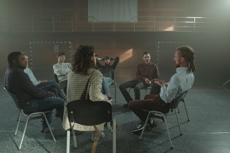 Trouble de la personnalité antisociale : ce que montrent les études de 2025 et 2026 sur le traitement A diverse group engages in a therapy session inside a gym, fostering mental health support.