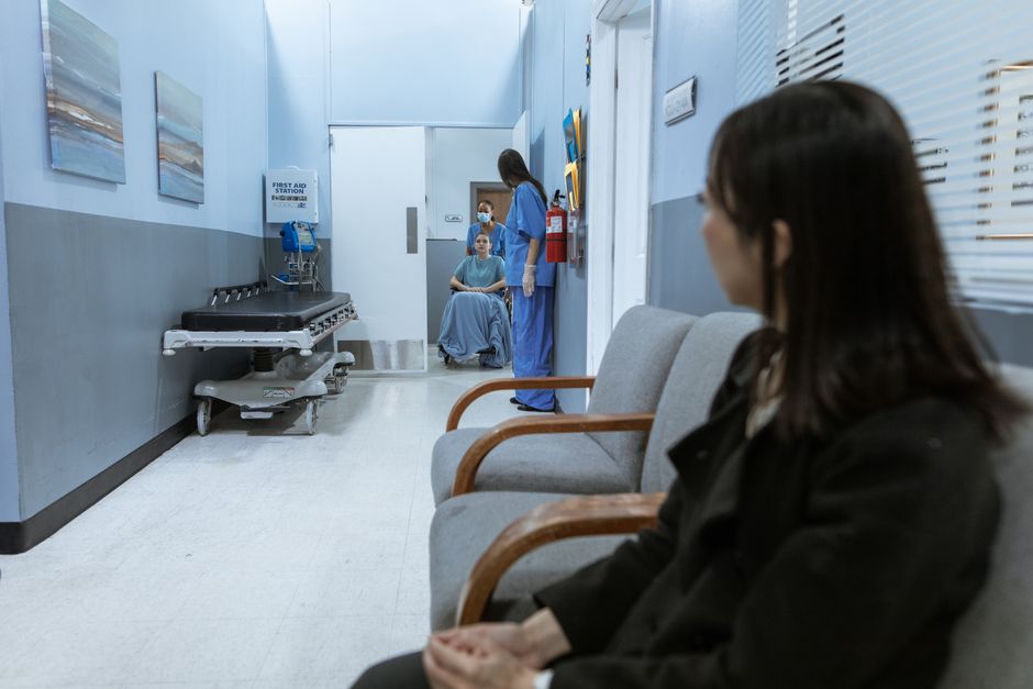 Réduire l’anxiété avant une intervention : ce que la musique peut apporter A hospital scene showing patients and medical staff in a corridor, illustrating healthcare environments.