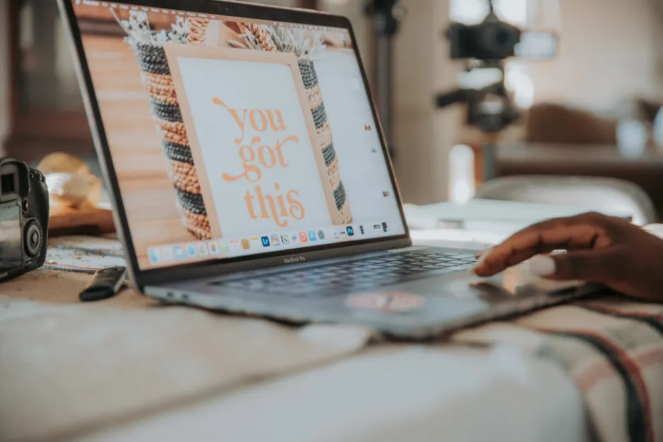 Pourquoi la réussite perd son éclat : comprendre l’adaptation hédonique A laptop on a table displays an inspiring message, "You got this," with a person's hand nearby, creating a motivational atmosphere.