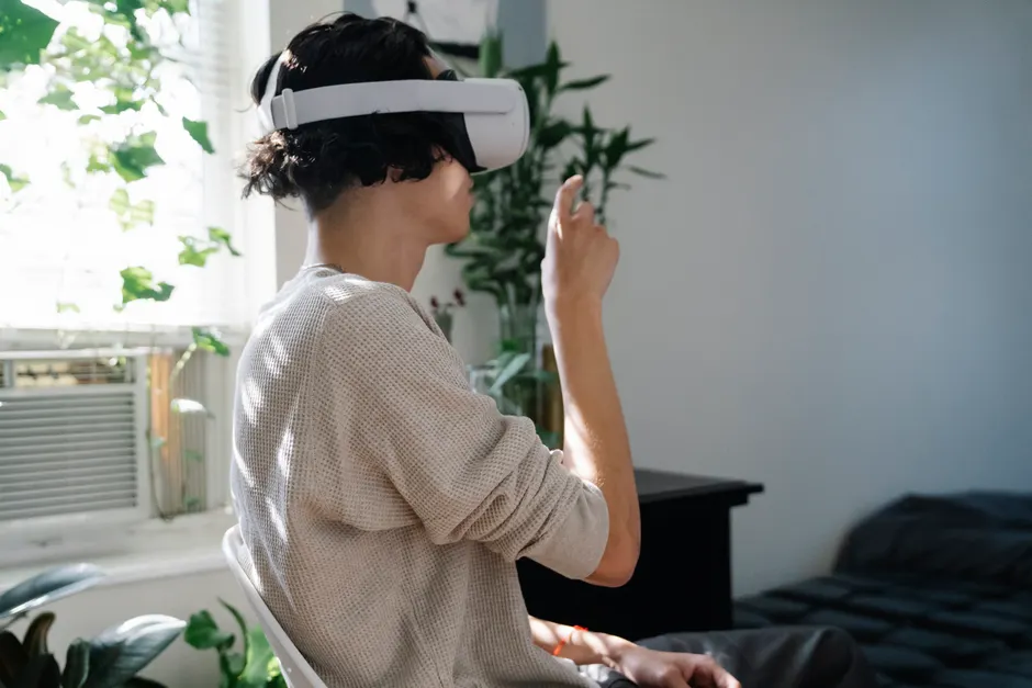 Hallucinations auditives dans la schizophrénie : deux essais de 2025 A person wearing a VR headset and interacting with a virtual environment indoors.