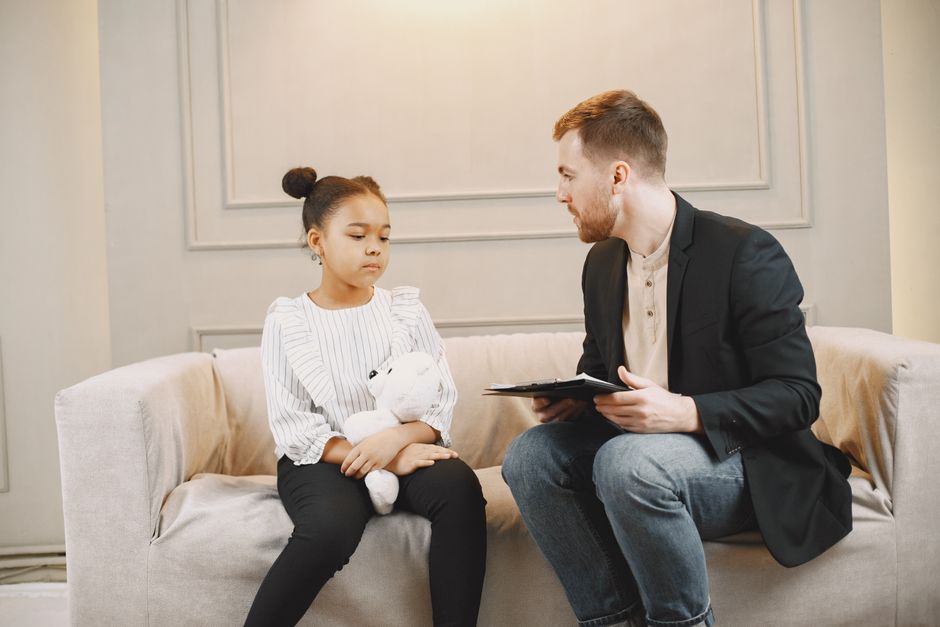 Trouble de la personnalité borderline : TCD, formats courts, MBT, EMDR et neurofeedback en 2025-2026 A young girl and a counselor having a therapy session indoors, fostering emotional support.