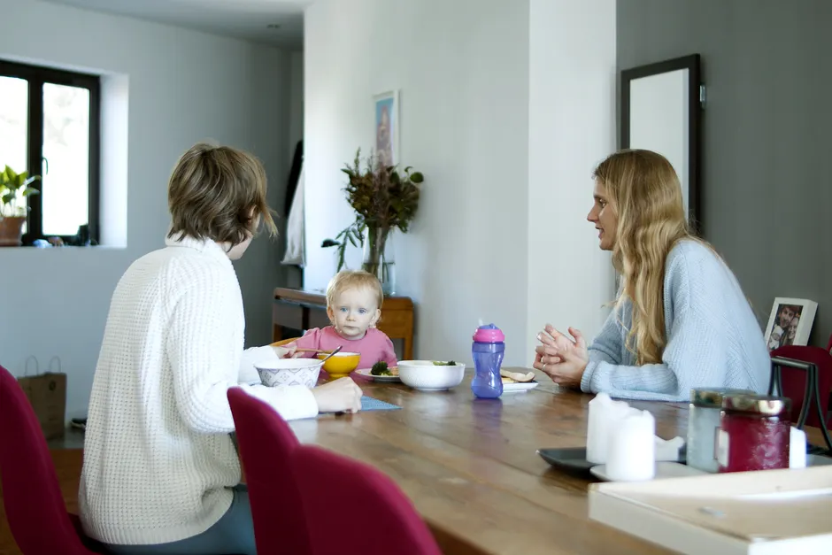 Dépression chez l’enfant : quand la mauvaise humeur devient un signal Casual family dining scene with parents and child at home in Portugal.