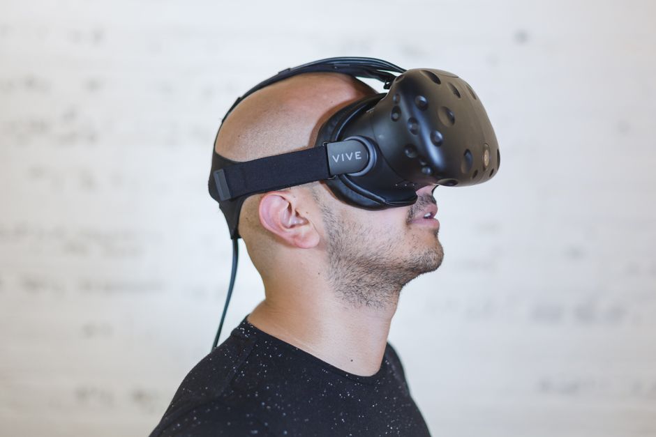 Traitement de la dépression en 2026 : quatre résultats à interpréter Close-up of a man wearing a VR headset indoors, immersed in virtual reality.