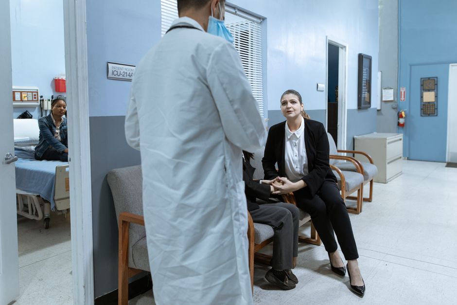 Dépression résistante en 2026 : ce que montrent les essais sur la kétamine et le régime cétogène Doctors and patients in a hospital environment, fostering care and companionship.