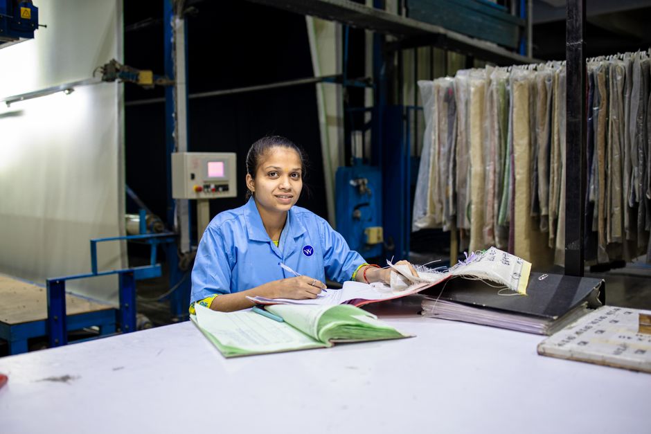 Trouble bipolaire et travail : le bon métier n’est pas la vraie question Female textile worker in factory reviewing documents at a desk.