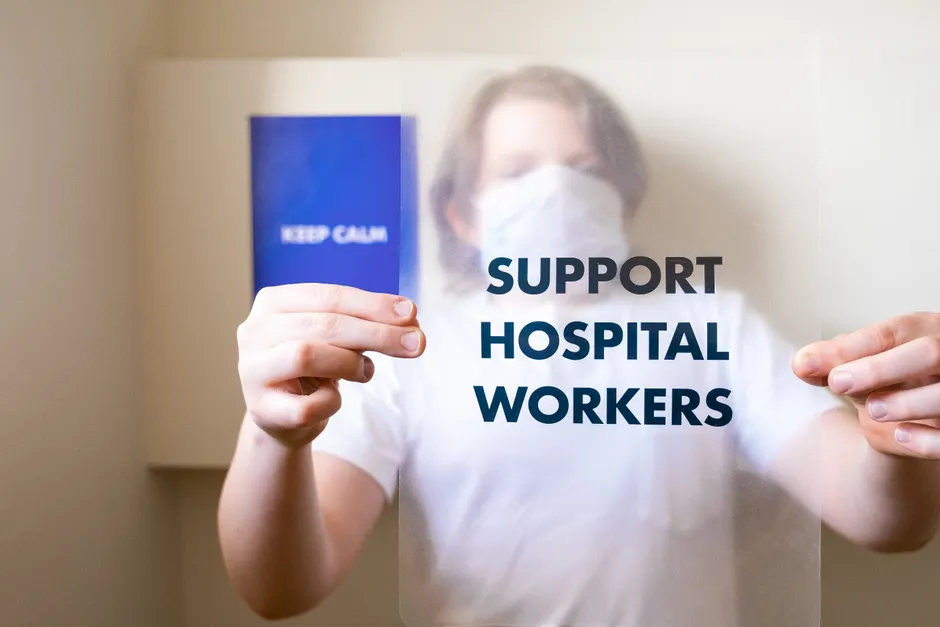 Hypochondrie et trouble bipolaire : quand l’inquiétude suit l’humeur Person holding a support hospital workers sign, promoting health care and pandemic awareness.