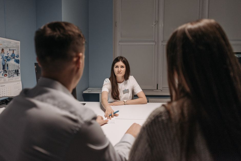 Changer d’antipsychotique dans la schizophrénie : quand le traitement doit-il évoluer? Professional meeting in a healthcare office setting with medical staff discussion.