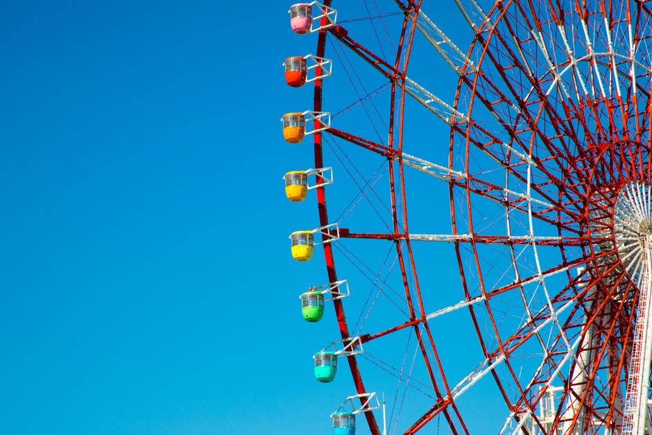 Roue des émotions : trouver le mot juste sans se coller une étiquette A colorful ferris wheel with a clear blue sky background, perfect for themes of fun and entertainment.