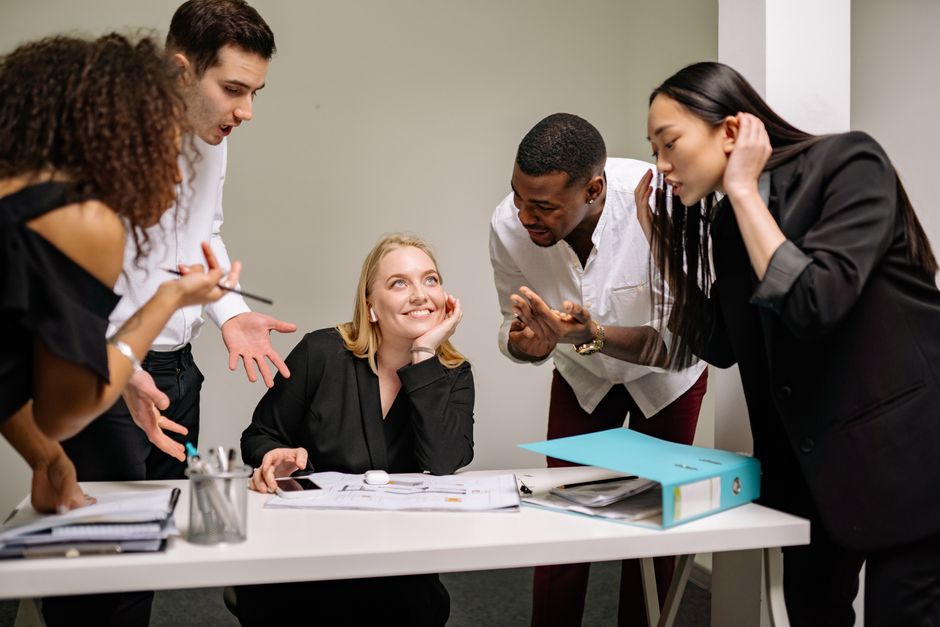 L’autisme est-il un handicap? La réponse dépend du contexte A diverse group of professionals engaged in an animated discussion at the workplace.
