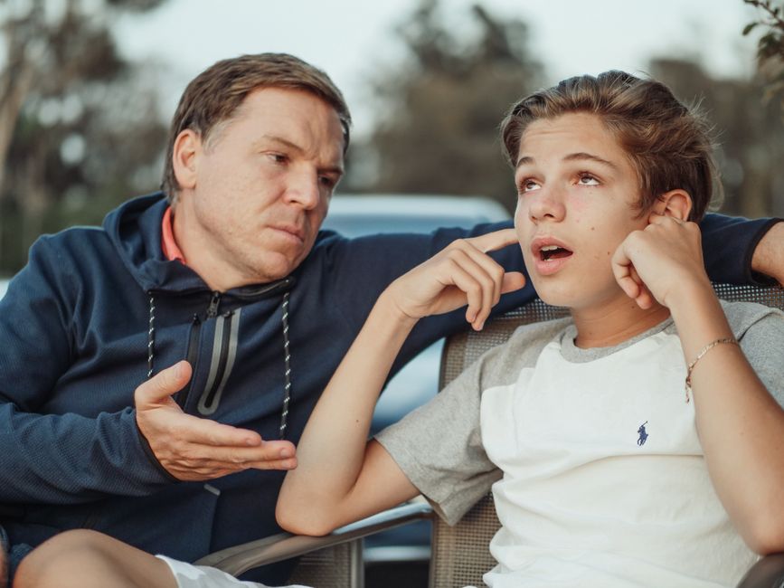 Troubles alimentaires chez les adolescents : les signaux liés au régime et au contexte A father and teenage son having an intense conversation, capturing the essence of family dynamics and communication.