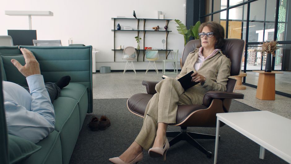 Se sentir « zombie » sous traitement bipolaire : comprendre l’émoussement émotionnel A psychiatrist and patient during a session in a modern office. Calm and professional atmosphere.