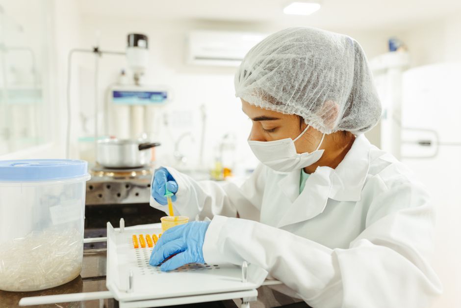 Nouveaux traitements de la schizophrénie : ce que montrent les pistes précliniques A scientist wearing protective gear performs a meticulous experiment in a laboratory setting.