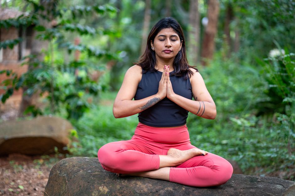 Pleine conscience : ce que montrent les études de 2025 et 2026 A woman practices meditation outdoors, demonstrating mindfulness and relaxation.