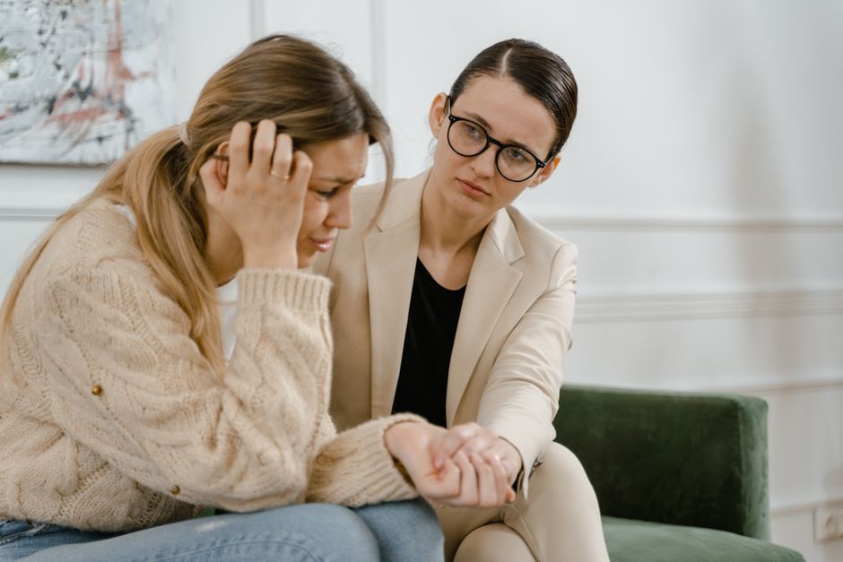 Stigmatisation de la santé mentale : agir sur les préjugés sans réduire la souffrance au silence A woman receives counseling from a professional, showcasing empathy and mental health support.