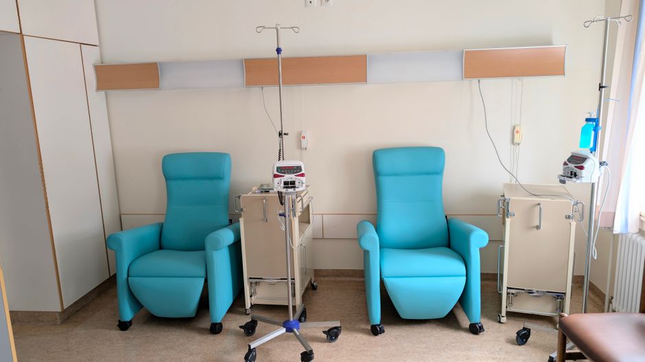 Kétamine thérapeutique en 2026 : ce que les études permettent d’affirmer Calm hospital room featuring infusion chairs and equipment for chemotherapy treatment.