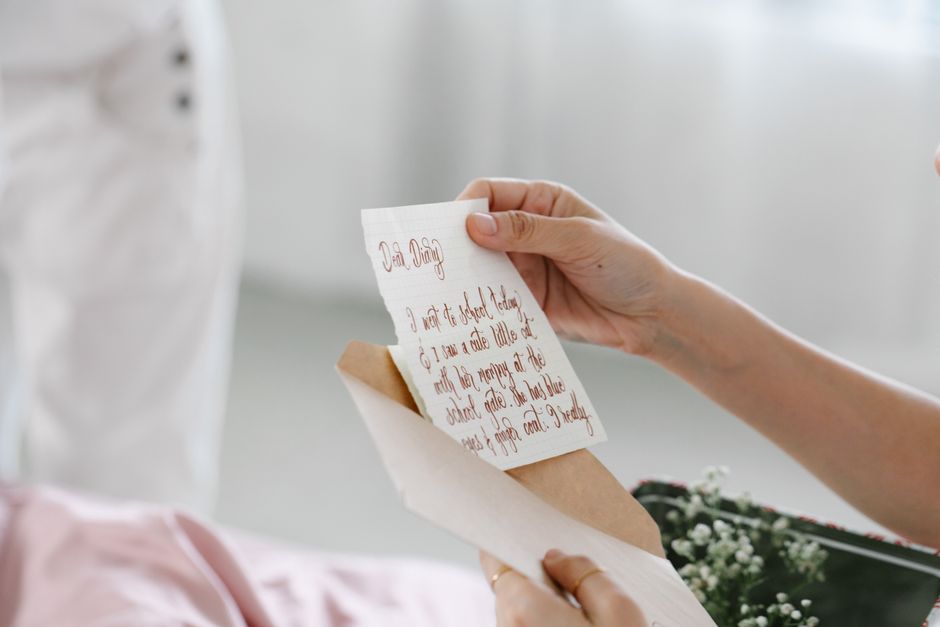 Idées reçues : comment les faits déplacent nos certitudes Close-up of a person reading a beautifully handwritten letter, evoking personal connection.