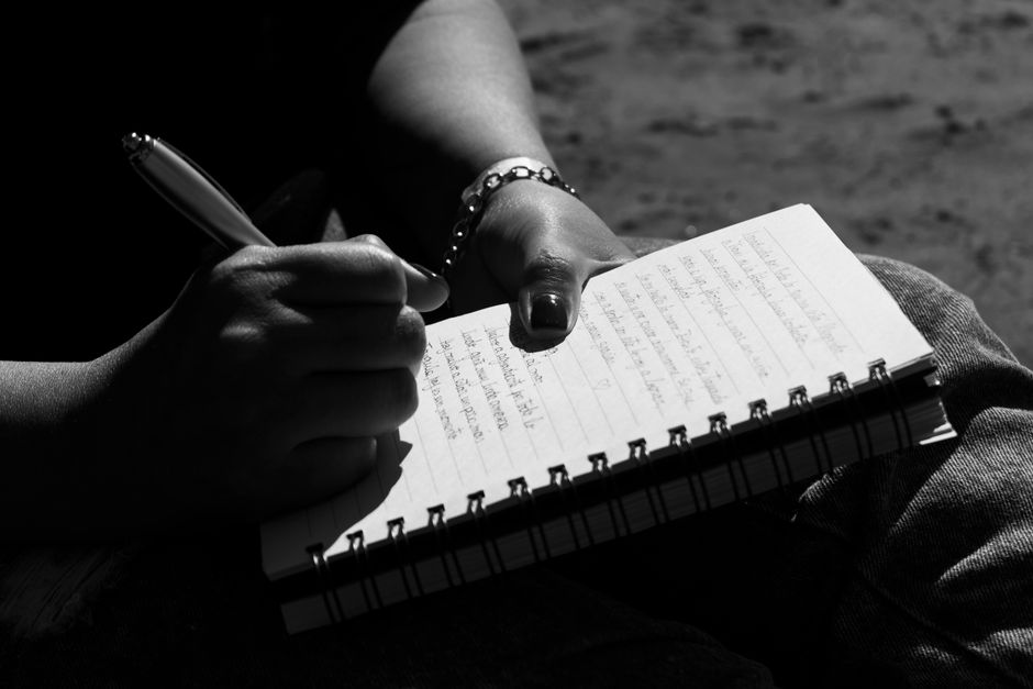 Dépression spirituelle : quand la perte de sens ressemble à une dépression Close-up of a person writing in a notebook, captured in Mar del Plata, Argentina.