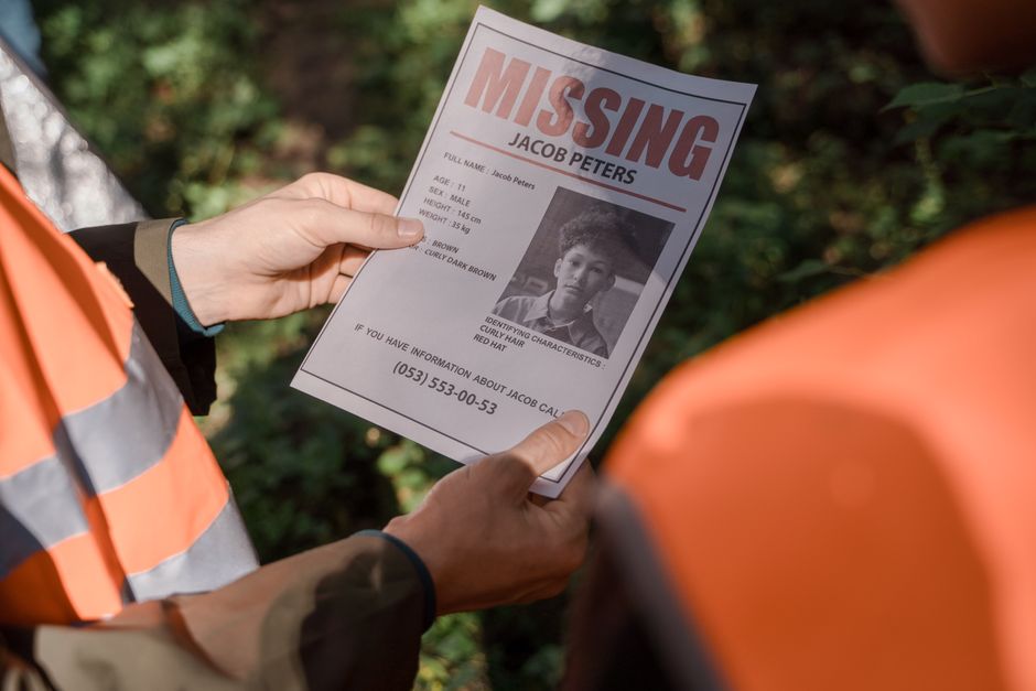 Assumer sa sensualité sans jouer un rôle : désir, limites et estime de soi Hands holding a missing person flyer during a search operation in a forest setting, highlighting teamwork and urgency.