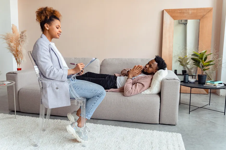 Arrêter son traitement bipolaire : ce que la discussion peut changer Patient and therapist in a modern therapy session indoors.