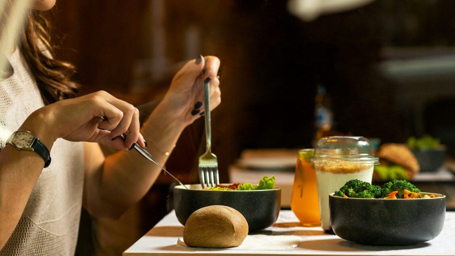 Soutien du microbiote digestif : ce qui aide vraiment votre ventre person holding silver fork and knife