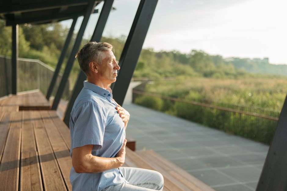 Respiration 4-7-8 : méthode, effets et limites des études Senior man practicing meditation outdoors, embracing peaceful relaxation and mindfulness during daylight hours.