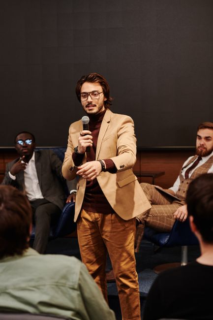Speaker engages audience during a business conference, fostering interactive discussion.
