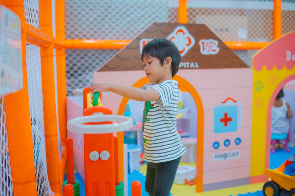 ABA et autisme : ce que les essais montrent, et ce qu’ils ne tranchent pas A child enjoys playtime in a colorful indoor playground with toys and structures.