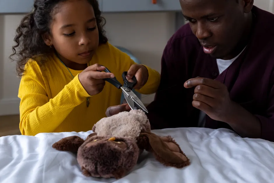 « Je suis un mauvais parent » : sortir de la honte sans fermer les yeux A father and daughter bond while repairing a stuffed toy using scissors and thread.